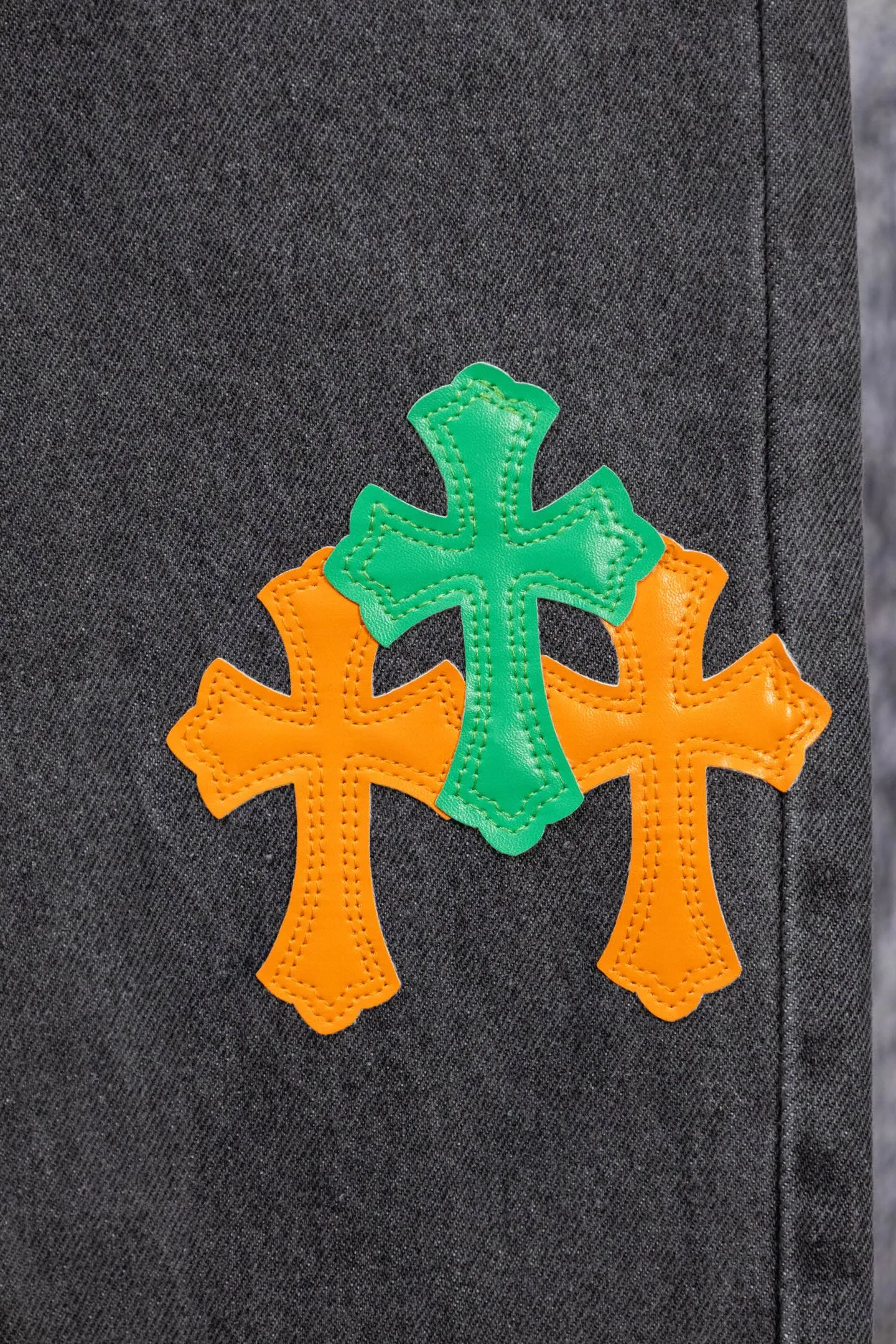 P240 Chromehearts limited edition orange and green classic cross patch leather gray jeans, priced at 34W level, patchwork cross pattern embellishment, washed jeans! ! An absolutely high-end luxury product, a 1.9W-level god-level single product, a super popular product, made by top heavy industry, a magic weapon that cannot be missed! [About Zangyin] This is an extremely luxurious fashion brand that can also be called the aristocracy of the high street. It has always been an exclusive brand for some hipsters or rich second generations. Compared with ordinary high streets, it is more luxurious and noble. Compared with luxury brands, it is more fashionable and individual. It has always been a brand that I have a special liking for. [Top heavy industry fashion design] Consistently high-street luxury style. Speaking of this style, the Zangyin family and GU family are definitely the leading representative brands. Especially the Zangyin family has really achieved a state-of-the-art effect in creating high-street style. The unique washed material is used to create this style. The color system is already quite eye-catching. After it is decorated with patchwork cross flowers, it cleverly highlights the charm of the brand. Secondly, this style uses classic The high-waist cutting design highlights the long legs and fashionable temperament of the upper body. The brand is highly recognizable and the slim fit configuration is more suitable for daily wear. It is a product that interprets personality, fashion, and specifications at a glance. This single product is enough to make any fan excited. It can be a white T-shirt for a youthful college style, or a tight suspender for a royal style. It has strong matching ability and can be easily controlled by men.  [Materials and craftsmanship] Needless to say, this point goes without saying. As an excellent craftsman brand, Zangyin’s requirements for details and craftsmanship are really perfect. The washed color of this model has gone through so many processes, not to mention the embellishment of denim appliques. It is also purely hand-made and sewn. Just like what they believe in, only hand-made things have soul and have the meaning of wear. A top-notch heavy-duty fashionable denim item, I look forward to your perfect interpretation! !  Color: Gray Size: 28-34